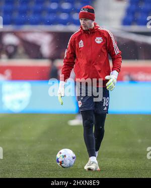Harrison, NJ, USA. 13. März 2022. New York Red Bulls Torwart Ryan Meara (18) erwärmt sich vor einem MLS-Spiel zwischen dem Minnesota United FC und den New York Red Bulls in der Red Bull Arena in Harrison, NJ, Minnesota, gegen die Red Bulls 1-0. Mike Langish/Cal Sport Media. Kredit: csm/Alamy Live Nachrichten Stockfoto