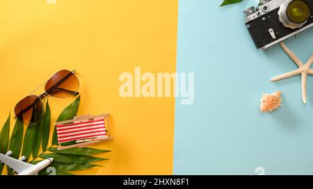 Bunte Strand Sommer Komposition Hintergrund mit Strand-Accessoires und Kopierraum. Draufsicht Stockfoto