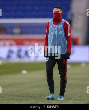 Harrison, NJ, USA. 13. März 2022. Der New York Red Bulls Mittelfeldspieler Lewis Morgan (10) versucht sich warm zu halten, bevor ein MLS-Spiel zwischen dem Minnesota United FC und den New York Red Bulls in der Red Bull Arena in Harrison, NJ, Minnesota, die Red Bulls 1-0 besiegte. Mike Langish/Cal Sport Media. Kredit: csm/Alamy Live Nachrichten Stockfoto
