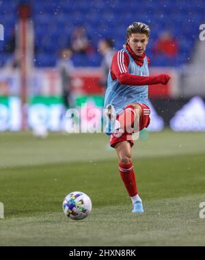 Harrison, NJ, USA. 13. März 2022. John Tolkin (47), Verteidiger der New Yorker Red Bulls, erwärmt sich vor einem MLS-Spiel zwischen dem Minnesota United FC und den New York Red Bulls in der Red Bull Arena in Harrison, NJ, Minnesota, das die Red Bulls 1:0 besiegte. Mike Langish/Cal Sport Media. Kredit: csm/Alamy Live Nachrichten Stockfoto