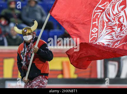 Harrison, NJ, USA. 13. März 2022. Ein Fan winkt vor einem MLS-Spiel zwischen dem Minnesota United FC und den New York Red Bulls in der Red Bull Arena in Harrison, NJ, Minnesota, eine Siegesflagge und schlug die Red Bulls 1-0. Mike Langish/Cal Sport Media. Kredit: csm/Alamy Live Nachrichten Stockfoto