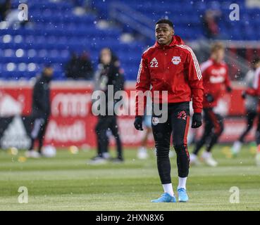 Harrison, NJ, USA. 13. März 2022. Der New Yorker Red Bulls-Stürmer Serge Ngoma (22) versucht sich warm zu halten, bevor ein MLS-Spiel zwischen dem Minnesota United FC und den New York Red Bulls in der Red Bull Arena in Harrison, NJ, Minnesota, die Red Bulls 1-0 besiegte. Mike Langish/Cal Sport Media. Kredit: csm/Alamy Live Nachrichten Stockfoto