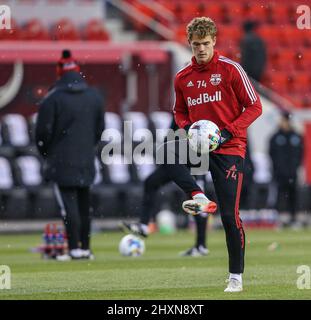 Harrison, NJ, USA. 13. März 2022. Der New Yorker Red Bulls-Stürmer Tom Barlow (74) erwärmt sich vor einem MLS-Spiel zwischen dem Minnesota United FC und den New York Red Bulls in der Red Bull Arena in Harrison, NJ, Minnesota, das die Red Bulls 1:0 besiegte. Mike Langish/Cal Sport Media. Kredit: csm/Alamy Live Nachrichten Stockfoto