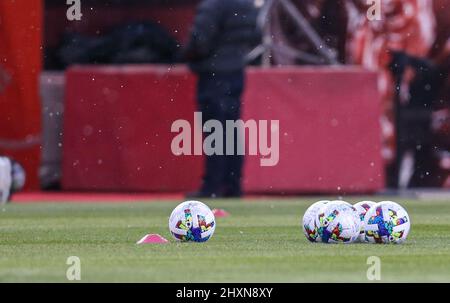 Harrison, NJ, USA. 13. März 2022. Fußballbälle auf dem Spielfeld zum Aufwärmen vor einem MLS-Spiel zwischen dem Minnesota United FC und den New York Red Bulls in der Red Bull Arena in Harrison, NJ Minnesota, besiegten die Red Bulls 1-0. Mike Langish/Cal Sport Media. Kredit: csm/Alamy Live Nachrichten Stockfoto