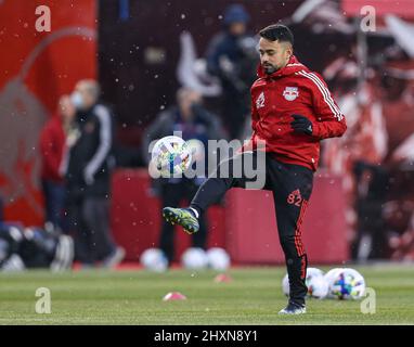 Harrison, NJ, USA. 13. März 2022. New York Red Bulls Mittelfeldspieler Luquinhas (82) bei Aufwärmups vor einem MLS-Spiel zwischen dem Minnesota United FC und den New York Red Bulls in der Red Bull Arena in Harrison, NJ, Minnesota, schlug die Red Bulls 1-0. Mike Langish/Cal Sport Media. Kredit: csm/Alamy Live Nachrichten Stockfoto