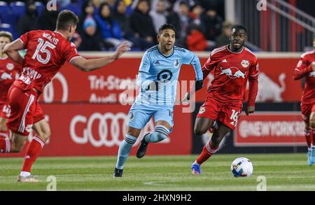 Harrison, NJ, USA. 13. März 2022. Minnesota United Mittelfeldspieler Emanuel Reynoso (10) rast während eines MLS-Spiels zwischen dem Minnesota United FC und den New York Red Bulls in der Red Bull Arena in Harrison, NJ, zum Ball und schlug die Red Bulls 1-0. Mike Langish/Cal Sport Media. Kredit: csm/Alamy Live Nachrichten Stockfoto
