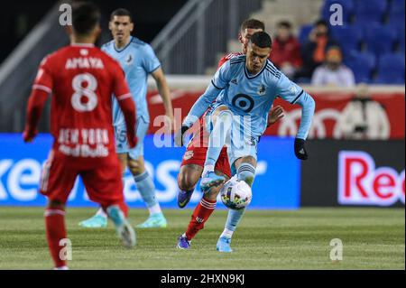 Harrison, NJ, USA. 13. März 2022. Minnesota United Mittelfeldspieler Kervin Arriaga (33) während eines MLS-Spiels zwischen dem Minnesota United FC und den New York Red Bulls in der Red Bull Arena in Harrison, NJ, besiegte Minnesota die Red Bulls 1-0. Mike Langish/Cal Sport Media. Kredit: csm/Alamy Live Nachrichten Stockfoto