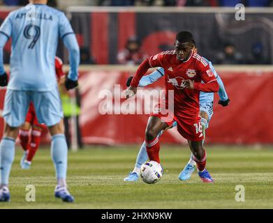 Harrison, NJ, USA. 13. März 2022. New York Red Bulls Mittelfeldspieler Dru Yearwood (16) während eines MLS-Spiels zwischen dem Minnesota United FC und den New York Red Bulls in der Red Bull Arena in Harrison, NJ, Minnesota, besiegte die Red Bulls 1-0. Mike Langish/Cal Sport Media. Kredit: csm/Alamy Live Nachrichten Stockfoto