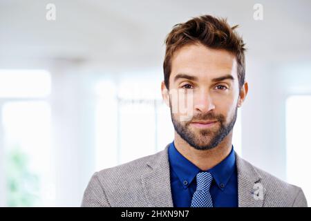 Gerade nach vorne hübsch. Porträt eines Mannes in einem zeitgenössischen Anzug. Stockfoto