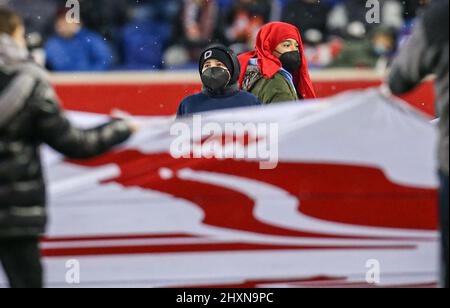 Harrison, NJ, USA. 13. März 2022. Ein junger Fan hält die Teamflagge, bevor ein MLS-Spiel zwischen dem Minnesota United FC und den New York Red Bulls in der Red Bull Arena in Harrison, NJ, Minnesota, die Red Bulls 1-0 besiegte. Mike Langish/Cal Sport Media. Kredit: csm/Alamy Live Nachrichten Stockfoto