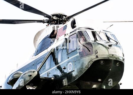 Washington, Usa. 13. März 2022. Präsident und First Lady kommen über Marine One zurück ins Weiße Haus. Kredit: SOPA Images Limited/Alamy Live Nachrichten Stockfoto