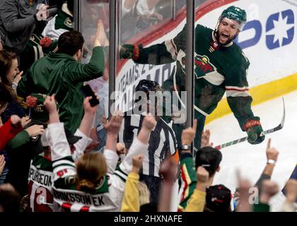 St. Paul, Usa. 13. März 2022. Jordan Greenway (18) aus dem Minnesota Wild feiert am Sonntag, den 13. März, im Xcel Energy Center in St. Paul, Minnesota, nach einem Tor in der zweiten Periode gegen die Nashville Predators. (Foto von Carlos Gonzalez/Minneapolis Star Tribune/TNS/Sipa USA) Quelle: SIPA USA/Alamy Live News Stockfoto