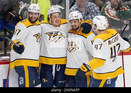 St. Paul, Usa. 13. März 2022. Philip Tomasino (26) von den Nashville Predators feiert am Sonntag, den 13. März, im Xcel Energy Center in St. Paul, Minnesota, ein Tor mit Teamkollegen in der zweiten Periode gegen die Minnesota Wild. (Foto von Carlos Gonzalez/Minneapolis Star Tribune/TNS/Sipa USA) Quelle: SIPA USA/Alamy Live News Stockfoto