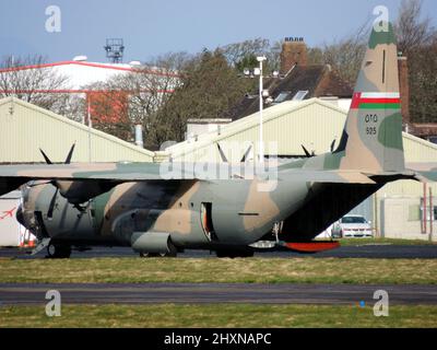 525, eine Lockheed Martin C-130J Hercules, die von der Royal Air Force of Oman betrieben wird, auf dem Prestwick International Airport in Ayrshire, Schottland. Stockfoto