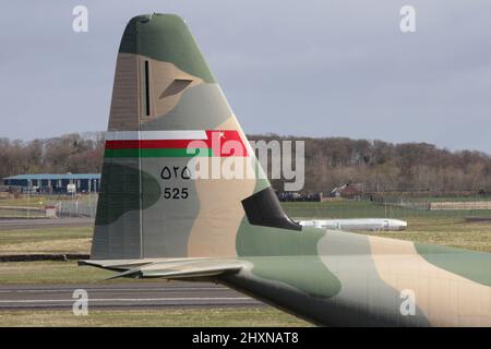 525, eine Lockheed Martin C-130J Hercules, die von der Royal Air Force of Oman betrieben wird, auf dem Prestwick International Airport in Ayrshire, Schottland. Stockfoto