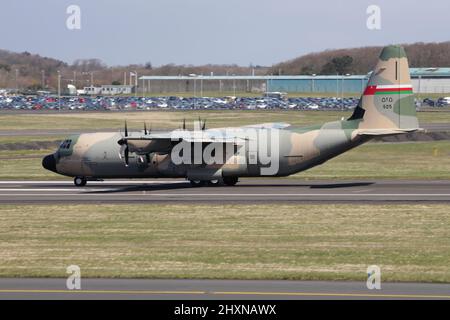 525, eine Lockheed Martin C-130J Hercules, die von der Royal Air Force of Oman betrieben wird, auf dem Prestwick International Airport in Ayrshire, Schottland. Stockfoto