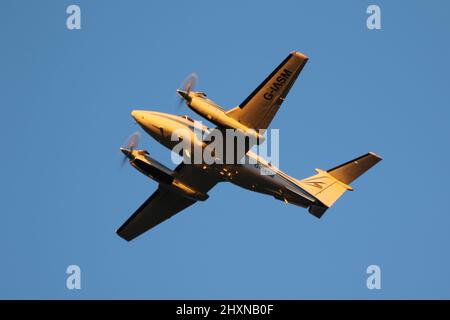 G-IASM, einer Beechcraft B200 Super King Air betrieben von 2 Excel Aviation/Säbel Luftfahrt, am Internationalen Flughafen Prestwick, Ayrshire. Stockfoto