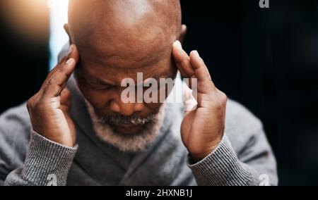 Diese Kopfschmerzen im Haben ist unerträglich. Aufnahme eines gutaussehenden älteren Mannes, der vor Schmerzen seine Schläfen rieb. Stockfoto