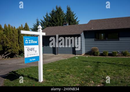 Ein Einfamilienhaus im Besitz von Zillow wird am Freitag, den 25. Februar 2022, im Südwesten von Portland, Oregon, zum Verkauf angeboten. Zillow verließ sein iBuyer-Geschäft... Stockfoto