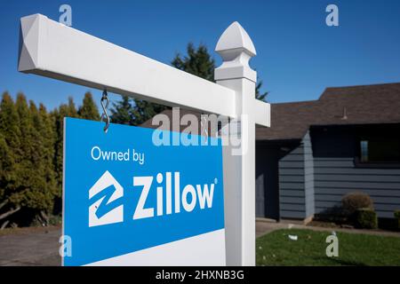 Ein Einfamilienhaus im Besitz von Zillow wird am Freitag, den 25. Februar 2022, im Südwesten von Portland, Oregon, zum Verkauf angeboten. Zillow verließ sein iBuyer-Geschäft... Stockfoto