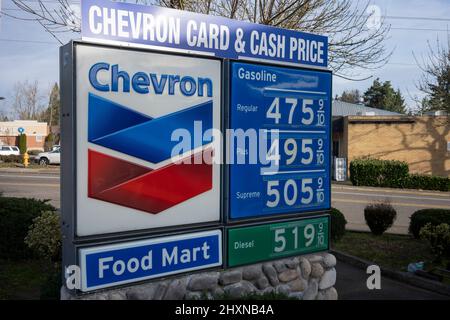 Das Gas-Preisschild an einer Chevron-Tankstelle in West Linn, Oregon, gesehen am 11. März 2022. Aufgrund des russischen Kriegs in der Ukraine steigen die Öl- und Gaspreise in die Höhe. Stockfoto