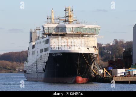 Das unruhige und viel verzögerte CalMac-Schiff Glen Sannox, das noch im Bau auf der Ferguson Marine Werft in Port Glasgow in Inverclyde, Schottland, ist. Stockfoto