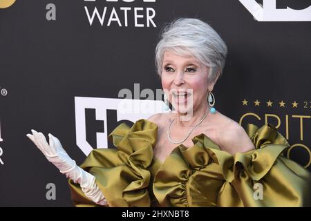 Los Angeles, USA. 13. März 2022. Rita Moreno kommt zu den Annual Critics Choice Awards 27., die am Sonntag, dem 13. März 2022, im Fairmont Century Plaza in Los Angeles, CA, verliehen werden. (Foto: Sthanlee B. Mirador/Sipa USA) Quelle: SIPA USA/Alamy Live News Stockfoto