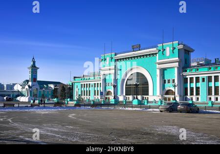 Nowosibirsk, Sibirien, Russland, 03.12.2022: Der Hauptbahnhof auf der Transsibirischen Eisenbahn. Der Platz vor der Nowosibirsk-Glavny Eisenbahn Statio Stockfoto