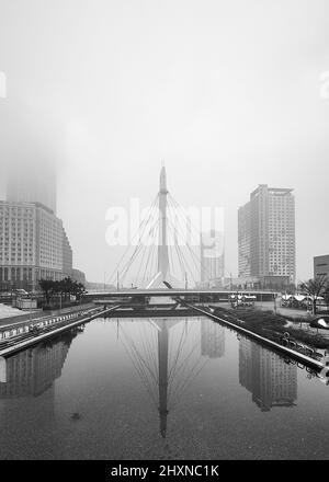 Foggy Bridge im Songdo Central Park, Incheon, Südkorea Stockfoto