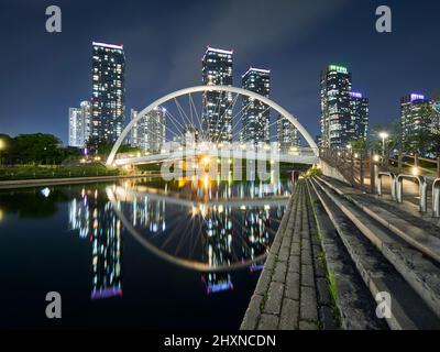 Nachtansicht der Fußgängerbrücke im Songdo Central Park, Incheon, Südkorea Stockfoto