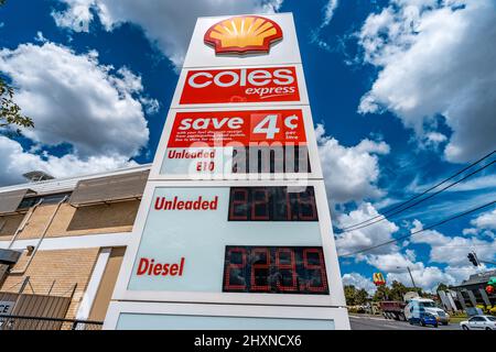 Brisbane, Queensland, Australien - 14. März 2022: Kraftstoffpreise an der örtlichen Shell Coles Express-Tankstelle Stockfoto