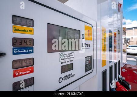 Brisbane, Queensland, Australien - 14. März 2022: Kraftstoffpreise an der örtlichen Shell Coles Express-Tankstelle Stockfoto