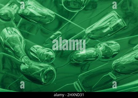 Medizinische Ampullen aus Glas zur Injektion. Medizin ist flüssiges Natriumchlorid mit wässriger Lösung in Ampulla. Nahaufnahme. Flaschen Ampulle Multicolor auf Hintergrundfarbe und Wasser. Humanplasma. Stockfoto