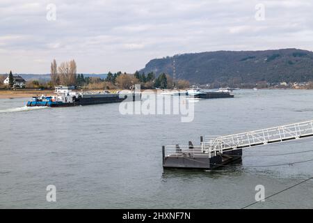 Binnenlandtanker SOMNIUM VIDERE (ENI 04502920) und hinter PEALKO (ENI 02330440) am Rhein Stockfoto