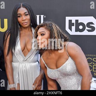 Los Angeles, Usa. 14. März 2022. Venus Williams (L) und Serena Williams nehmen am Sonntag, den 13. März 2022, an den jährlichen Critics Choice Awards 27. im Fairmont Century Plaza Teil. Kredit: UPI/Alamy Live Nachrichten Stockfoto