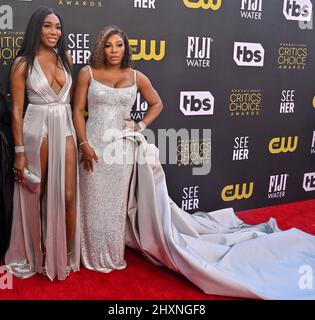 Los Angeles, Usa. 14. März 2022. Venus Williams (L) und Serena Williams nehmen am Sonntag, den 13. März 2022, an den jährlichen Critics Choice Awards 27. im Fairmont Century Plaza Teil. Kredit: UPI/Alamy Live Nachrichten Stockfoto