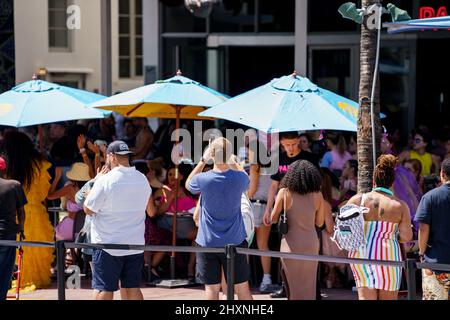 Miami Beach, FL, USA - 12. März 2022: Szene auf dem Ocean Drive, in der Touristenmassen für den Frühlingsurlaub zu sehen sind Stockfoto