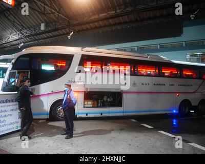 Moderne Bushaltestelle und Wartungsservice thailänder und ausländische Reisende fahren zum Phu Kradueng Nationalpark am Mo Chit Busbahnhof Stockfoto