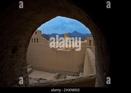 Blick auf Nizwa Fort vom Bogen in der Wand Stockfoto