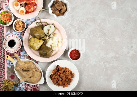 Ketupat Lebaran Set, komplettes Paketmenü während Lebaran Eid Mubarak, Ansicht von oben mit Kopierbereich Stockfoto