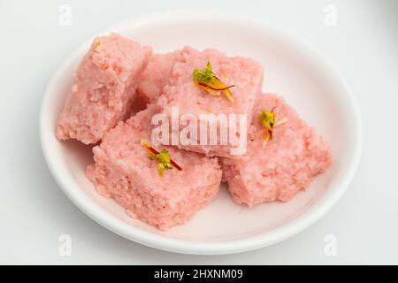 Indische Mithai Rose Kalakand auch als Pink Gulabi Milchkuchen ist Milch basiert süß aus gekräuselten Khoa Doodh Khoya Chhena Khova Paneer Gulab Jal. Enjo Stockfoto