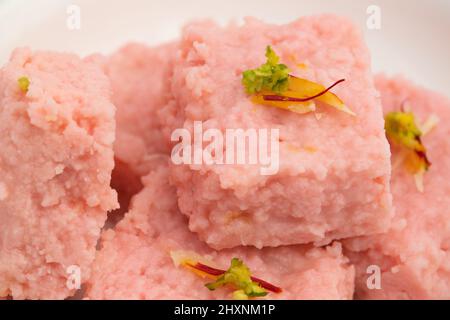 Indische Mithai Rose Kalakand auch als Pink Gulabi Milchkuchen ist Milch basiert süß aus gekräuselten Khoa Doodh Khoya Chhena Khova Paneer Gulab Jal. Enjo Stockfoto