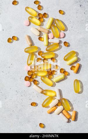 Flache Lay von verschiedenen Arten von Tabletten, Pillen, Kapseln und Vitaminen. Tägliche Dosis von Nahrungsergänzungsmitteln für die Gesundheit. Stockfoto