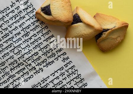 24-02-2022. jerusalem-israel. Haman Ears - ein traditionelles jüdisches Gericht. Für den Feiertag von Purim. Neben dem Buch Esther ist auf Pergament geschrieben, i Stockfoto