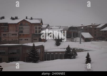 16-02-2022. Alpe d'Huez-frankreich. Alpe d'Huez - Ein Ski-Ort in den französischen Alpen in der Mitte eines Schneesturms Stockfoto