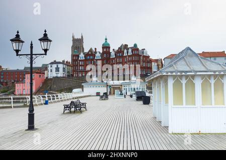 Cromer Pier Blick zurück auf das Hotel De Paris, North Norfolk, Großbritannien Stockfoto