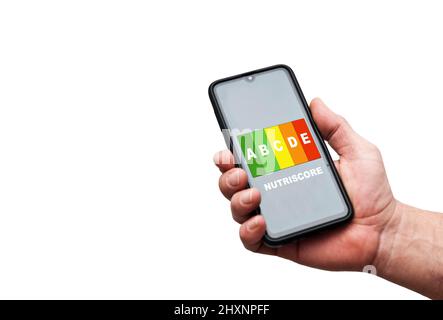 Hand hält ein Smartphone mit einem Nutriscore-Label auf dem Bildschirm Stockfoto