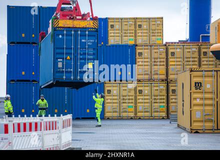 Mukran, Deutschland. 11th. Februar 2022. Im Hafen von Mukran wird nach der Ankunft des ersten Schiffes einer neuen "Seidenstraße"-Verbindung zwischen China und Deutschland ein Container entladen. Die Container aus dem chinesischen Wuhan decken einen Teil der Strecke auf dem Wasser ab und werden auf der Insel Rügen wieder auf Schienenfahrzeuge verladen. Quelle: Jens Büttner/dpa-Zentralbild/dpa/Alamy Live News Stockfoto