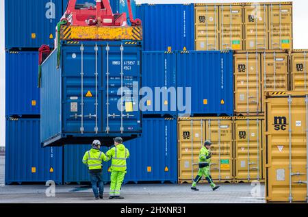 Mukran, Deutschland. 11th. Februar 2022. Im Hafen von Mukran wird nach der Ankunft des ersten Schiffes einer neuen "Seidenstraße"-Verbindung zwischen China und Deutschland ein Container entladen. Die Container aus dem chinesischen Wuhan decken einen Teil der Strecke auf dem Wasser ab und werden auf der Insel Rügen wieder auf Schienenfahrzeuge verladen. Quelle: Jens Büttner/dpa-Zentralbild/dpa/Alamy Live News Stockfoto