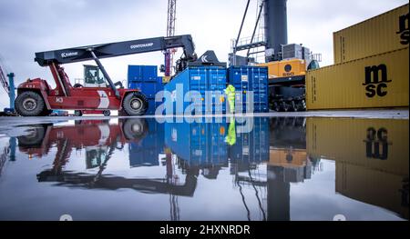 Mukran, Deutschland. 11th. Februar 2022. Im Hafen von Mukran wird nach der Ankunft des ersten Schiffes einer neuen "Seidenstraße"-Verbindung zwischen China und Deutschland ein Container entladen. Die Container aus dem chinesischen Wuhan decken einen Teil der Strecke auf dem Wasser ab und werden auf der Insel Rügen wieder auf Schienenfahrzeuge verladen. Quelle: Jens Büttner/dpa-Zentralbild/dpa/Alamy Live News Stockfoto